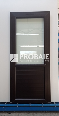 Porte de service vitrée avec soubassement rainuré