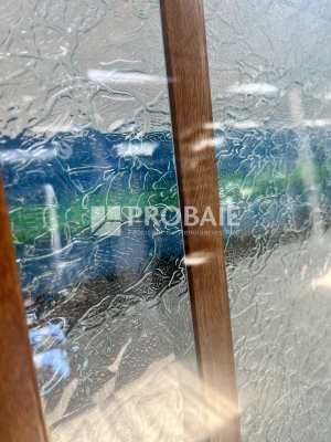 Zoom croisillons chêne doré - vitrage delta clair